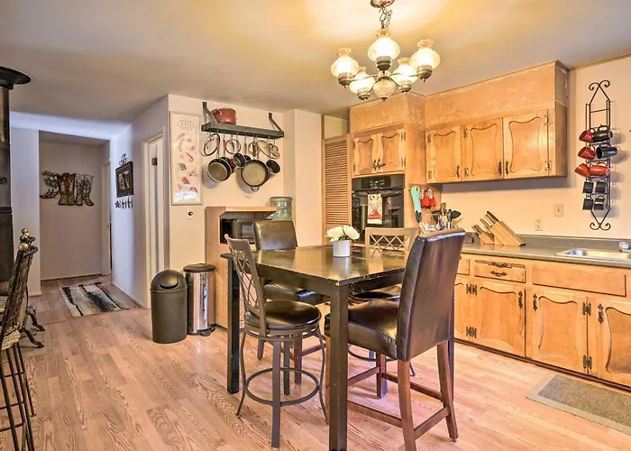 Holiday home Peaceful W/ Deck & Grill: 1 Mi To