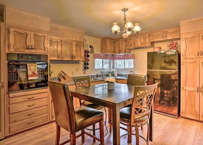 Peaceful W/ Deck & Grill: 1 Mi To Holiday home