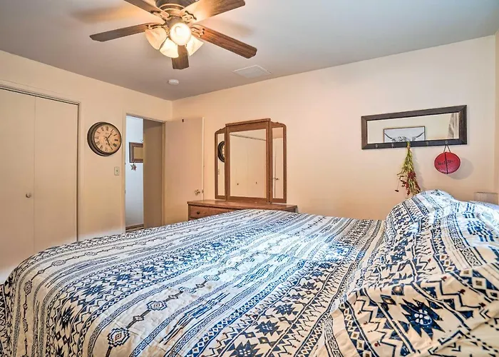 Peaceful W/ Deck & Grill: 1 Mi To Holiday home